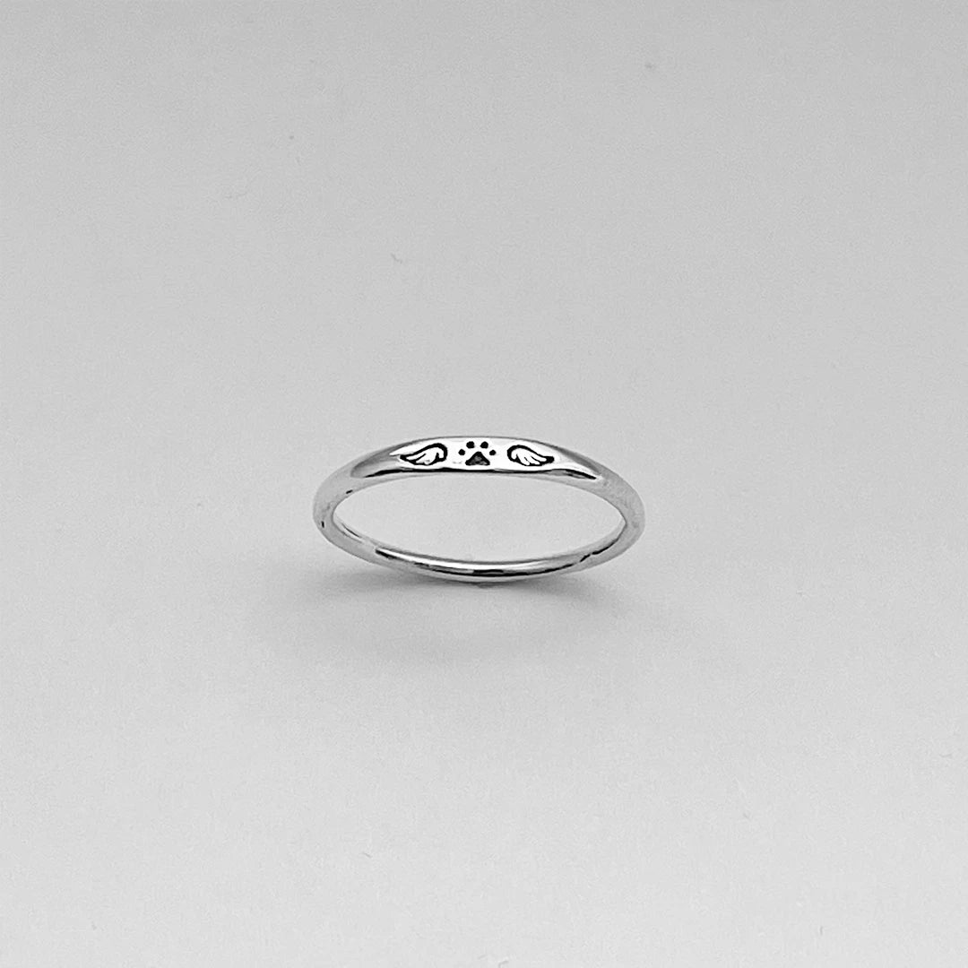 Minnesgåva – Ringen ”Min fyrbenta ängel är alltid nära” (med liten tass och vingar)