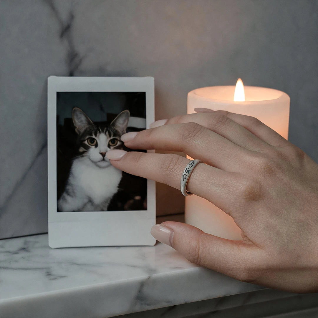 Minnesgåva – Ringen ”Min fyrbenta ängel är alltid nära” (med liten tass och vingar)