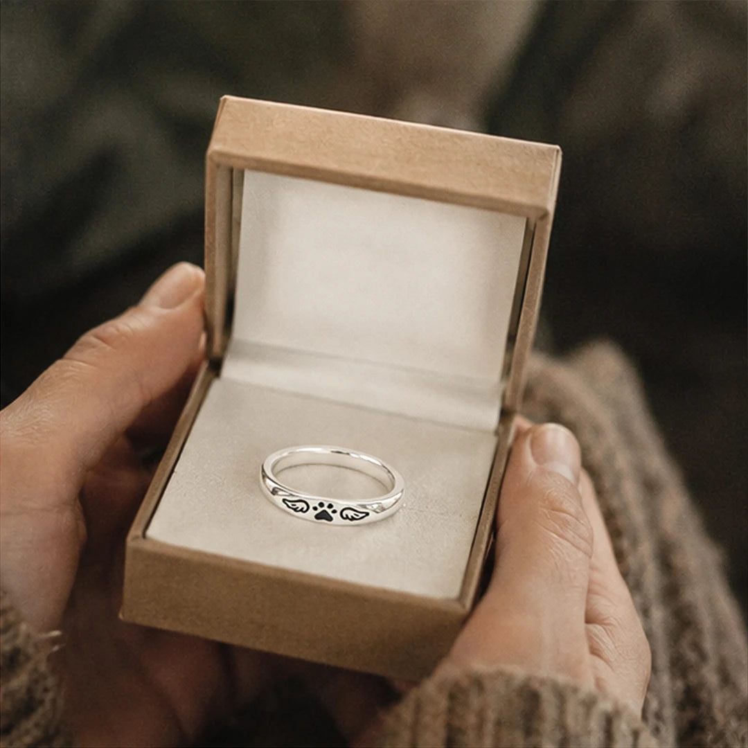 Minnesgåva – Ringen ”Min fyrbenta ängel är alltid nära” (med liten tass och vingar)